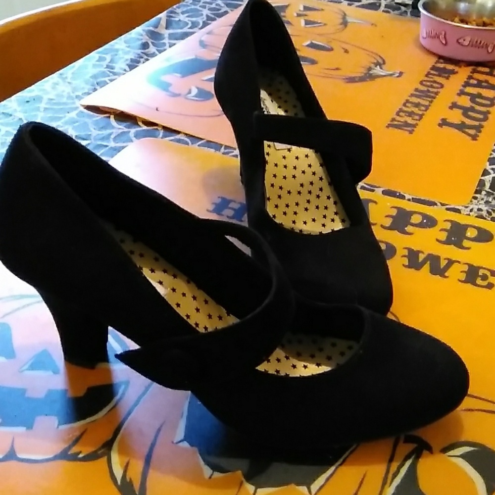 BNWOT Suede AE kitten heels 7 1/2 true fit